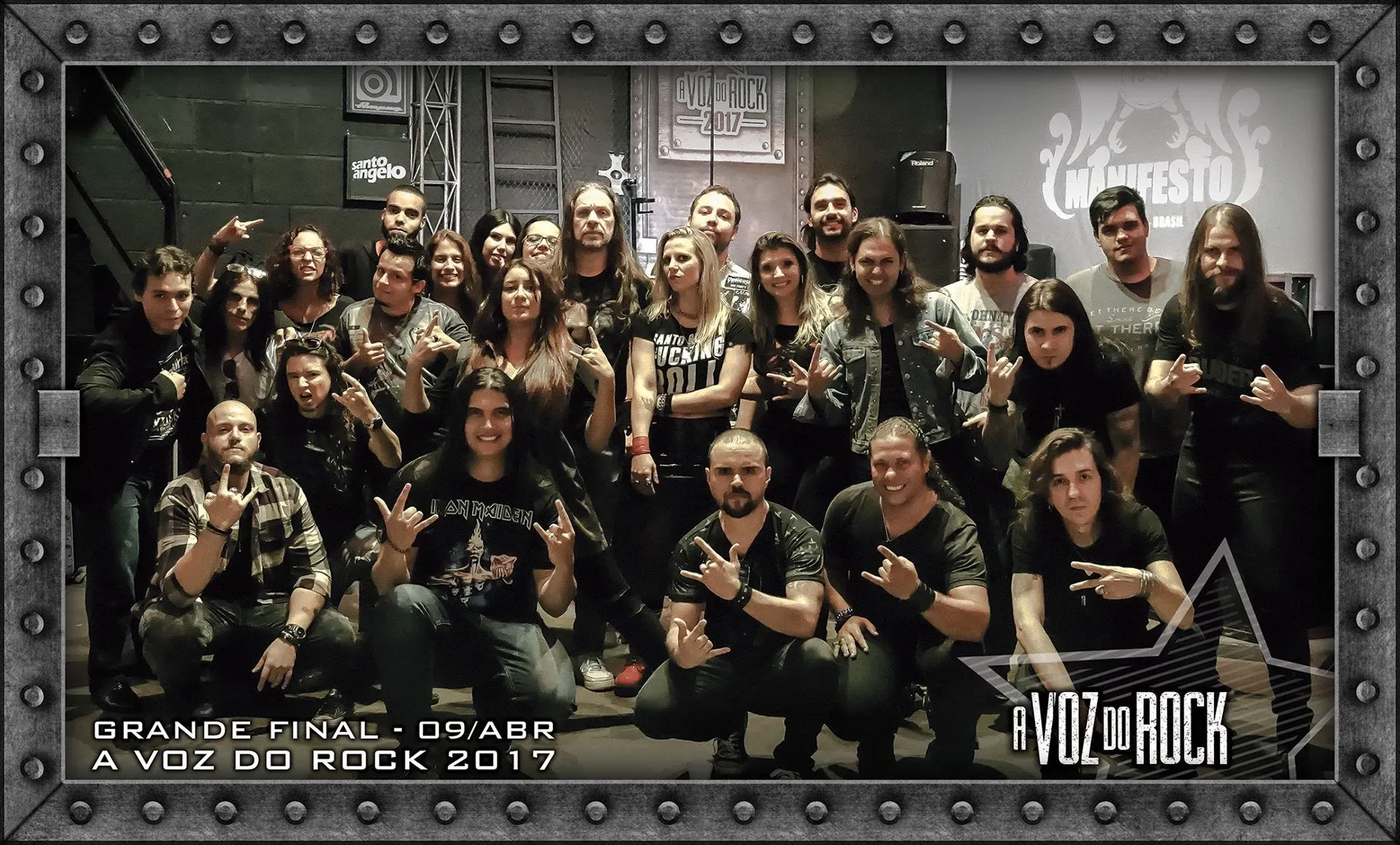 Todos juntos para uma foto na final da A Voz Do Rock.