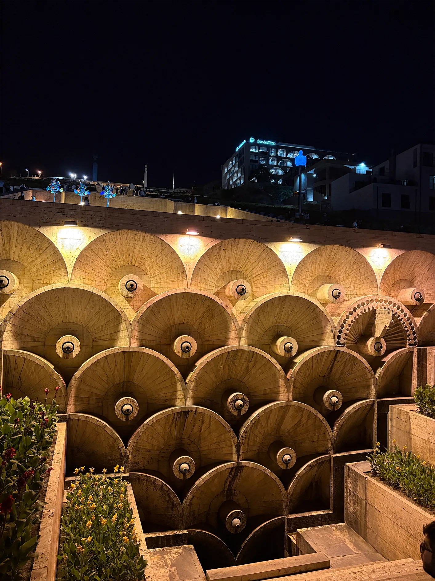 A Cascata mais de perto e durante a noite.