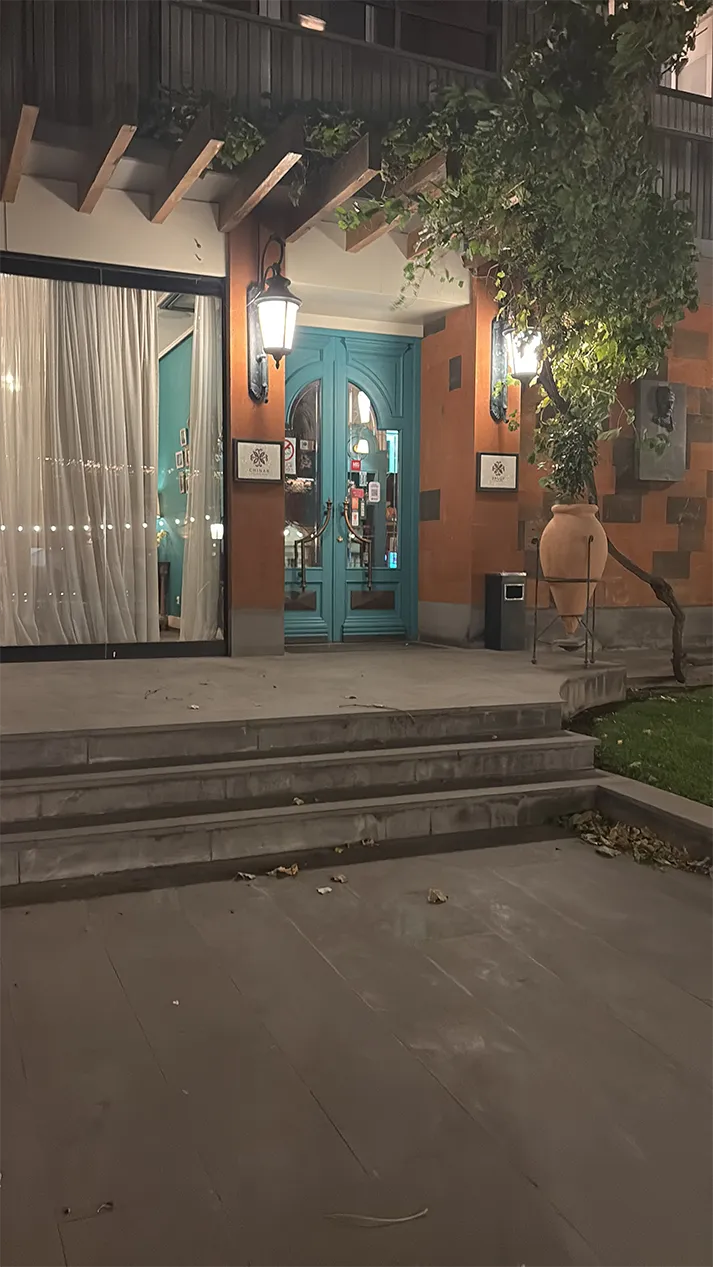 Entrada do restaurante Chinar