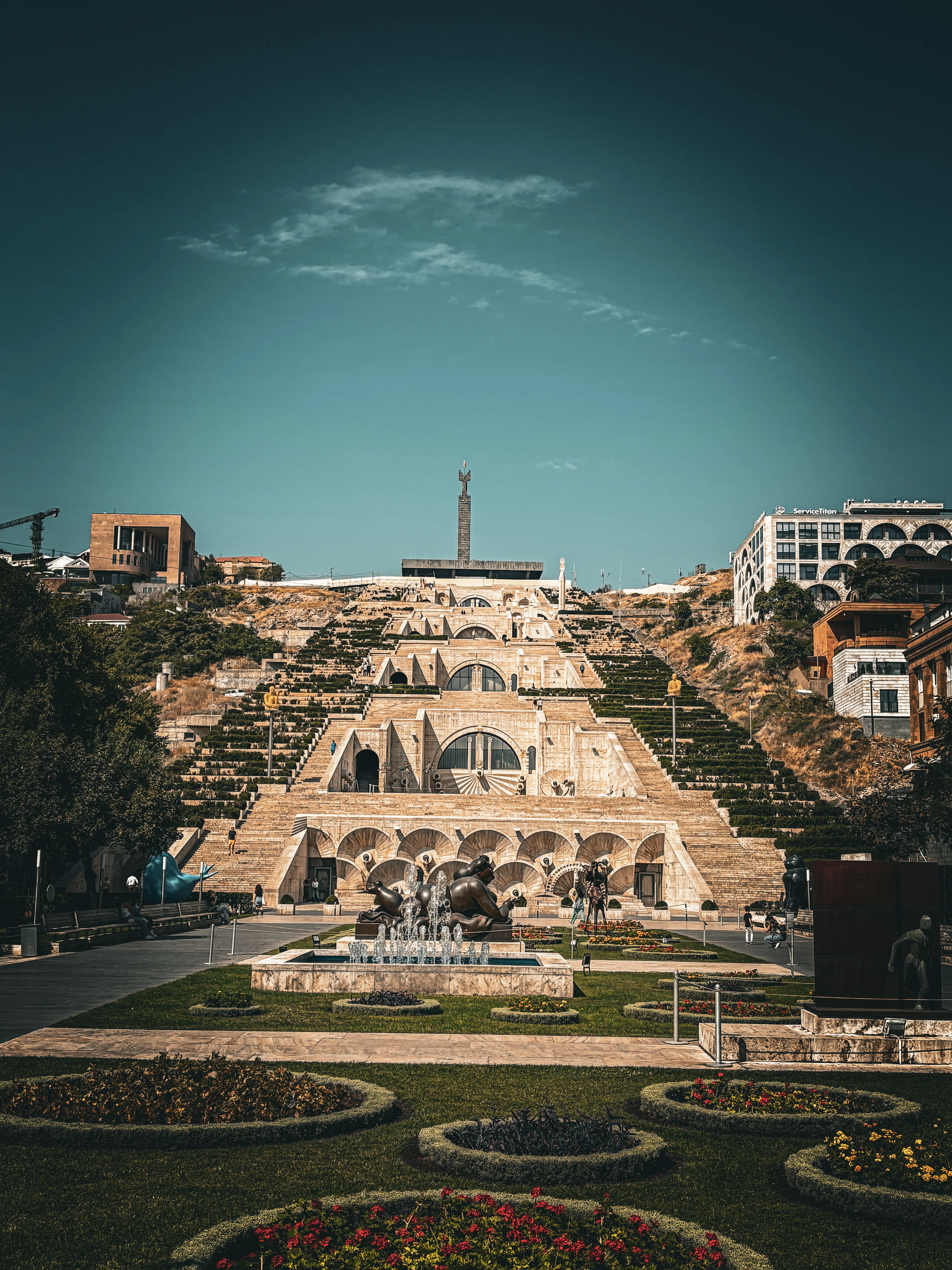 A Cascata (em armênio: Կասկադ) é um dos marcos mais icônicos de Yerevan, capital da Armênia. Este impressionante complexo arquitetônico é uma das principais atrações turísticas da cidade.